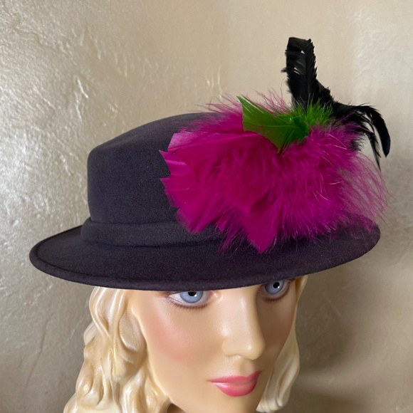 GRACEFUL DRK. COBALT BLUE FELT DESIGNER VINTAGE FEDORA + MULTICOLRED FEATHERS - Picture 6 of 13